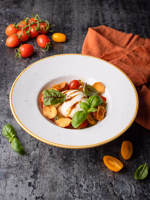 Burrata z pomidorami - fotografia z wcześniejszej karty sezonowej