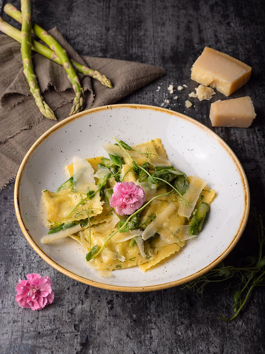 Ravioli ze szparagami - fotografia z wcześniejszej karty sezonowej